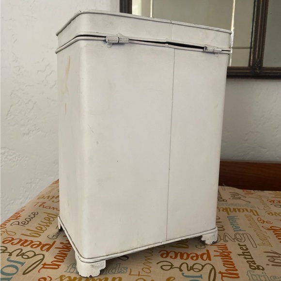 World Market container - Picture 2 of 5